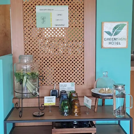 호텔 Garner Sued By Ihg 3*