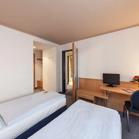 Garner Sued By Ihg Cottbus