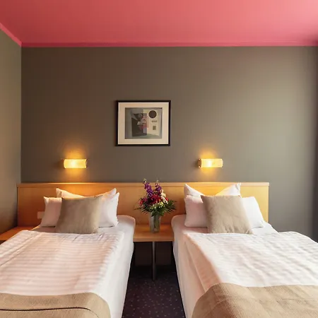 호텔 Garner Sued By Ihg 3*