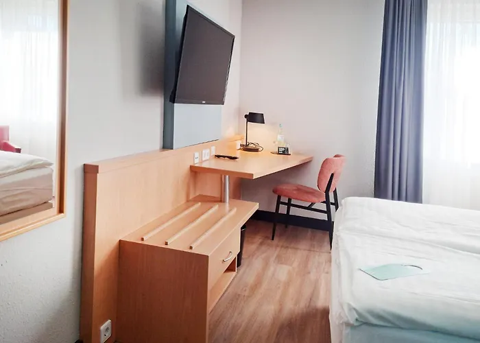 酒店 Garner Sued By Ihg 3*